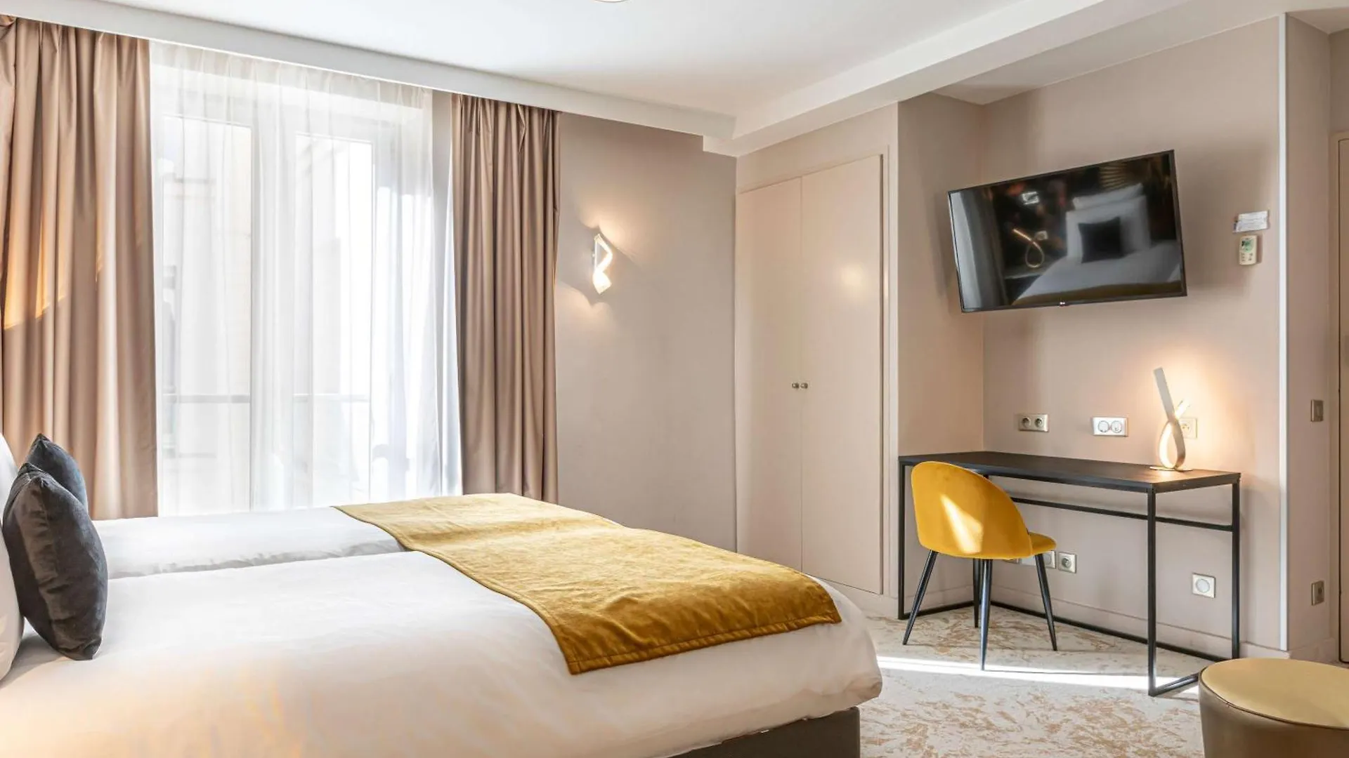 Mercure Paris Place D'Italie 4*,
